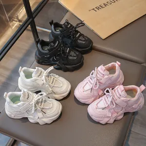 Ademende chunky meisjessneakers in roze wit en zwart voor het voorjaarsseizoen