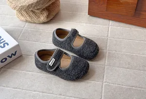 Dettaglio delle scarpe Mary Jane in feltro grigio per bambina con cinturino