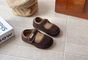 Vista dettagliata di scarpe Mary Jane in feltro marrone per bambine con suola morbida