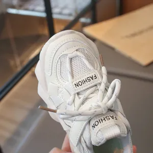 Witte chunky dad sneakers voor meisjes met zachte zolen voor sport in de lente