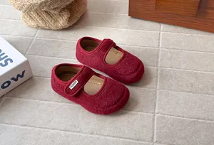 Dettaglio delle scarpe Mary Jane in feltro bordeaux per bambine con suola morbida e flessibile