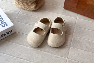 Dettaglio delle scarpe Mary Jane in feltro beige per bambine con suola morbida e opaca