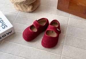 Classiche scarpe Mary Jane in feltro bordeaux per bambina con estetica retrò francese