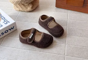 Dettaglio delle scarpe Mary Jane in feltro marrone per bambina con cinturino a strappo