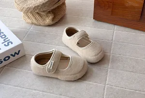 Vista dettagliata delle scarpe Mary Jane in feltro stile francese per le bambine