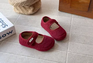 Dettaglio delle scarpe Mary Jane in feltro bordeaux per bambina con suola morbida.