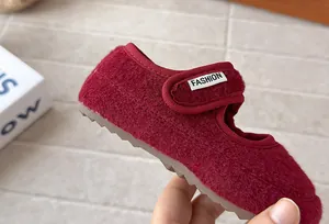 Dettaglio ravvicinato di scarpa Mary Jane in feltro bordeaux per bambina con suola morbida