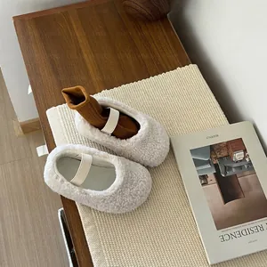 Vue détaillée de chaussures en peluche pour bébé crème avec doublure polaire douce