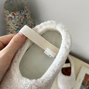 Gros plan sur l'intérieur en peluche chaude et la bride élastique des chaussures