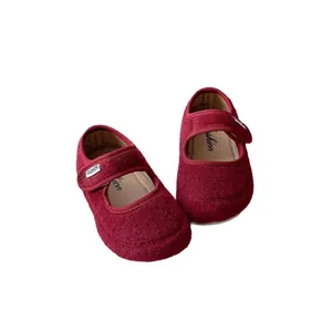 Eleganti scarpe Mary Jane in feltro rosso per bambine con cinturini regolabili in velcro