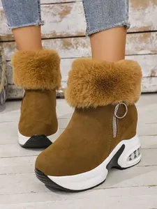 Detailaufnahme brauner Schneestiefel für Damen mit flauschigem Kunstfellbesatz und Plateausohle