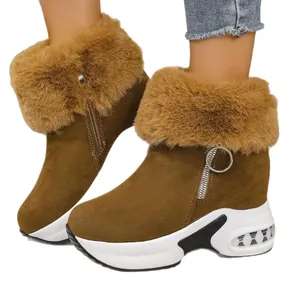Braune Damen-Winterstiefel aus Wildleder mit Kunstpelzbesatz und dicker Plateausohle