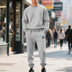Vista lifestyle di una tuta da uomo grigia in pile pesante con felpa girocollo e pantaloni
