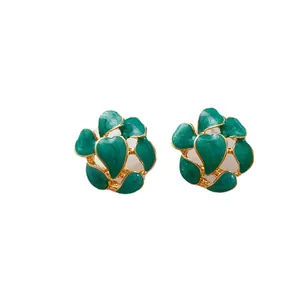 Klassische grüne Emaille-Herz-Blumenohrstecker mit elegantem Goldrand für Damen