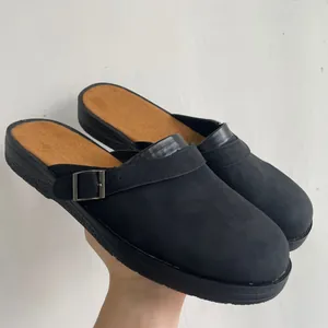 Men's casual black clogs with platform sole and adjustable buckle strap
