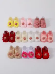 Calcetines antideslizantes para bebé con apliques de flores de malla 3D en varios colores.