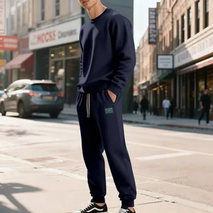 Completo da uomo in pile pesante blu scuro con felpa e pantaloni da jogging in città
