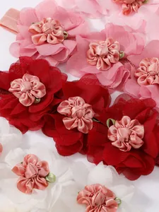 Detalle de diademas de flores de malla multicapa para bebés en colores variados surtidos