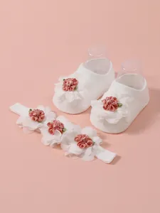 Elegante conjunto de calcetines de flores para bebé y diadema en blanco y rosa