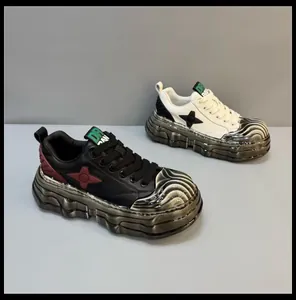 Λεπτομέρεια από ασπρόμαυρα sneakers με χοντρή ημιδιαφανή κυματιστή σόλα