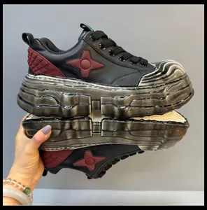 Πλάγια όψη μαύρου sneaker με πλατφόρμα και ημιδιάφανη κυματιστή σόλα με λεπτομέρεια