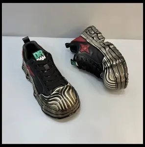 Λεπτομερής προβολή ανδρικών sneakers με μοναδική μεταλλική κυματιστή υφή και παχύ σόλα