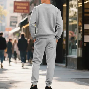 Vista posteriore di un set coordinato felpa e pantaloni in pile pesante grigio