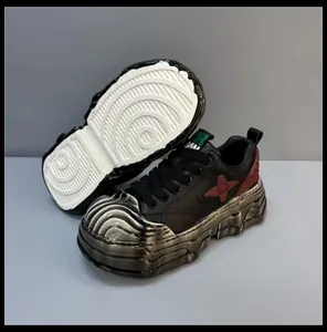 Λεπτομερής προβολή ανδρικών chunky sneakers με κυματιστές χοντρές σόλες και σχέδιο αστεριού