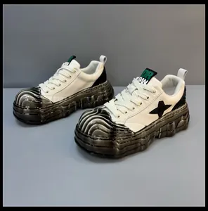 Λεπτομερής όψη λευκών ανδρικών sneakers με μοναδική μαύρη σόλα πλατφόρμας με εφέ λιωσίματος.