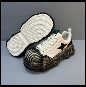 Λεπτομερής προβολή των μοντέρνων ανδρικών sneakers με πλατφόρμα και εφέ μαύρης κόλλας