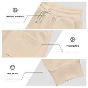 Details van tailleband, zak en geribbelde manchetten op beige joggingbroek