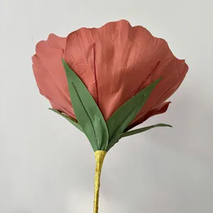 Grote kunstmatige fluwelen pioenroos detailweergave, perfect als rekwisiet voor huwelijksfotografie.
