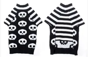 Detalle del suéter de Halloween para mascotas con diseño de calaveras y rayas blancas