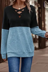 Top casual de mujer con cuello en V, tirantes cruzados y diseño de bloques de color azul y negro