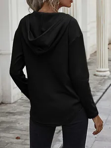 Achteraanzicht van een stijlvolle zwarte wafelgebreide hoodie voor dames met capuchon