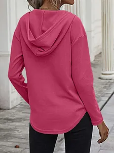 Achteraanzicht van een magenta wafelgebreide hoodie met een casual ronde zoomlijn
