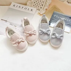 Chaussures en toile pour enfants avec de grands nœuds décoratifs en rose et gris