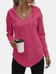 Casual roze wafelgebreide top met capuchon, V-hals en een handige voorzak voor dames