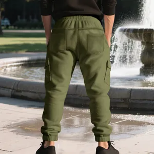 Πίσω όψη λαδί cargo joggers για άνδρες με τσέπες και πλεκτές μανσέτες στα πόδια.
