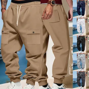 Pantalon cargo en polaire lourde pour homme en plusieurs couleurs avec coupe décontractée.