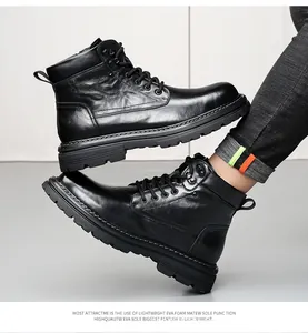 Gros plan sur des bottines en cuir noir pour hommes avec semelle épaisse en EVA