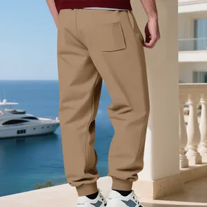 Vista dettagliata dei pantaloni sportivi pesanti da uomo kaki in un ambiente resort.