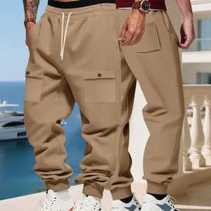 Vue détaillée du jogging cargo homme en polaire lourde kaki avec poches latérales