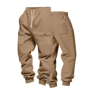Dettaglio dei pantaloni cargo pesanti color kaki con coulisse in vita e ampie tasche