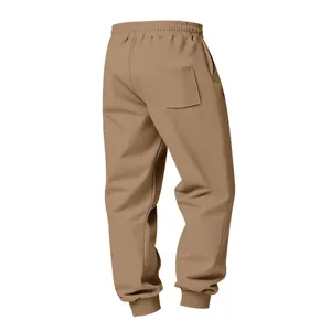 Vista posteriore dettagliata dei pantaloni sportivi pesanti da uomo in colore kaki