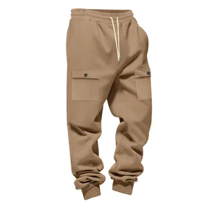 Dettaglio dei pantaloni sportivi cargo kaki con tasche laterali e coulisse in vita