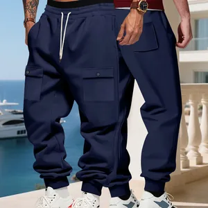 Détail d'un pantalon cargo en polaire bleu marine avec cordon de serrage et poignets