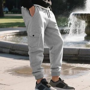 Κοντινό πλάνο σε γκρι ανδρικό παντελόνι cargo fleece με πλαϊνές τσέπες και μανσέτες.