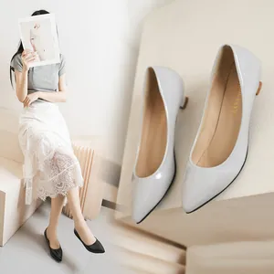 Zapatos de salón elegantes de punta en charol con tacón bajo bloque para oficina