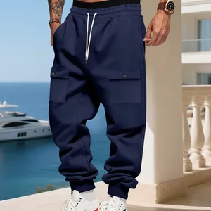 Dettaglio dei pantaloni cargo pesanti blu navy da uomo con coulisse in vita e vestibilità ampia.